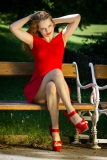 Lucia_Bank_sitzend